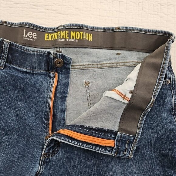 Lee Jeans Men's 42x30 Extreme Motion Tapered Leg Medium Wash Straight Fit EUC - Picture 11 of 16